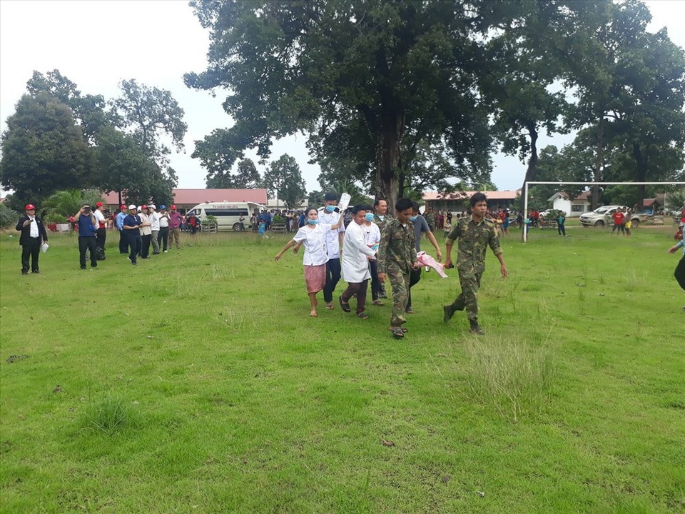 Một số bệnh nhân nặng được sơ cứu và đưa ra khỏi vùng lũ bằng máy bay