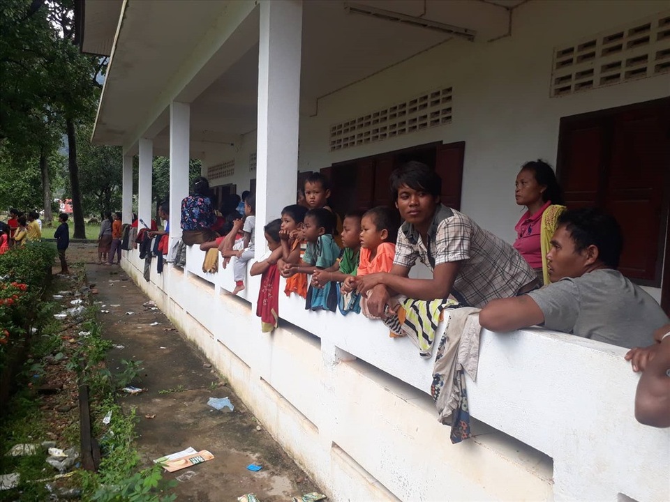 Nhiều người dân đang trú ẩn tại trường THPT Sanamsay