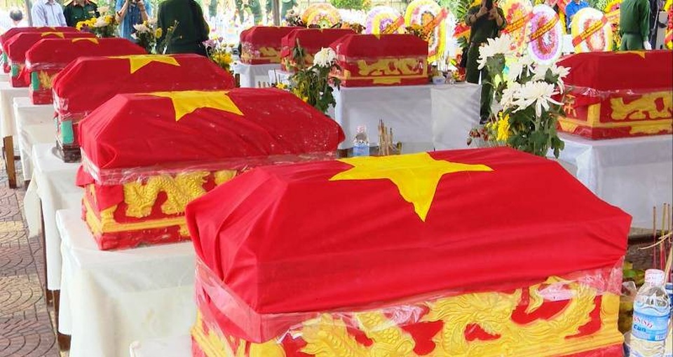 Quảng Trị: Truy điệu và an táng 12 hài cốt liệt sĩ - 2 Hài cốt liệt sĩ được phủ cờ Tổ quốc trang trọng