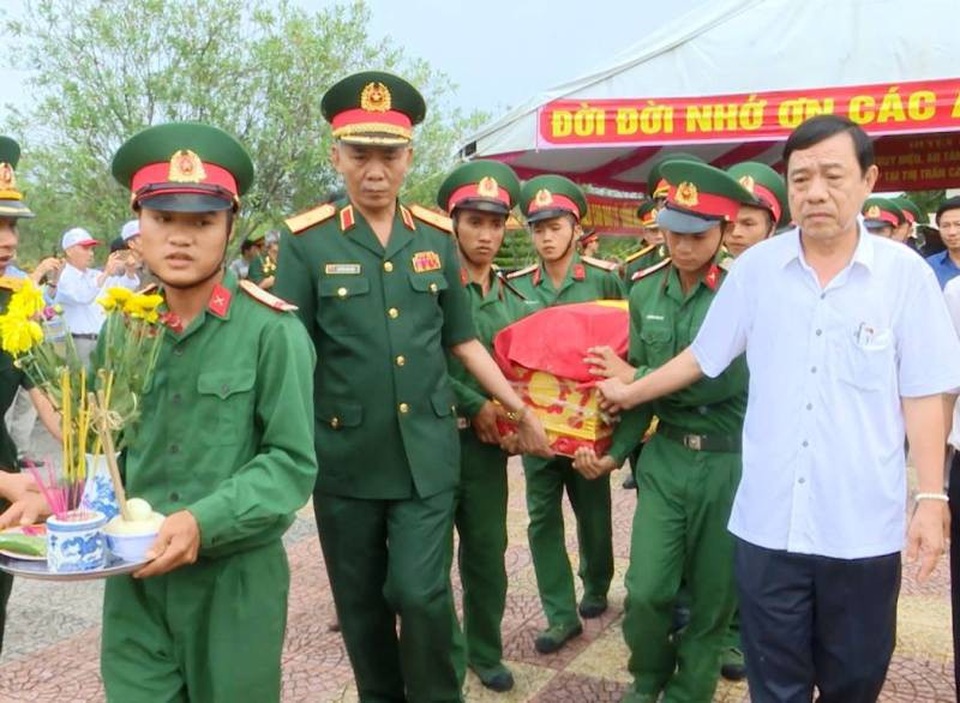 Quảng Trị: Truy điệu và an táng 12 hài cốt liệt sĩ - 1 Các hài cốt liệt sĩ được đưa về an táng tại Nghĩa trang liệt sĩ huyện Cam Lộ