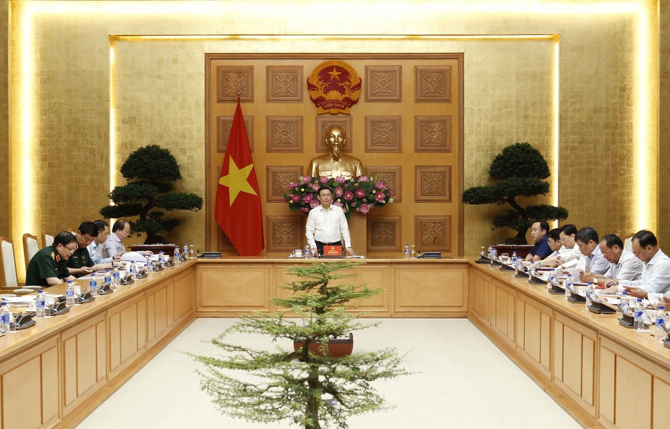 12 dự án thua lỗ ngành công thương: Có dự án 3 lần bán không ai mua - 2 Phó Thủ tướng Vương Đình Huệ chủ trì cuộc họp sáng 25/7