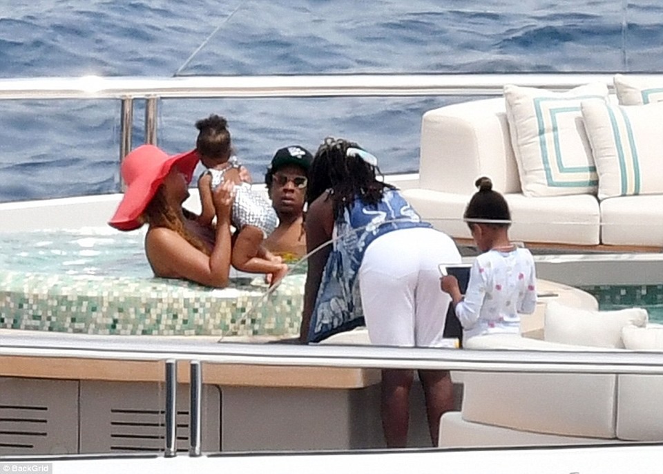 Vợ chồng Beyonce Knowles thư giãn trên du thuyền 180 triệu USD - 18 Vợ chồng Beyonce Knowles thư giãn trên du thuyền 180 triệu USD - 18