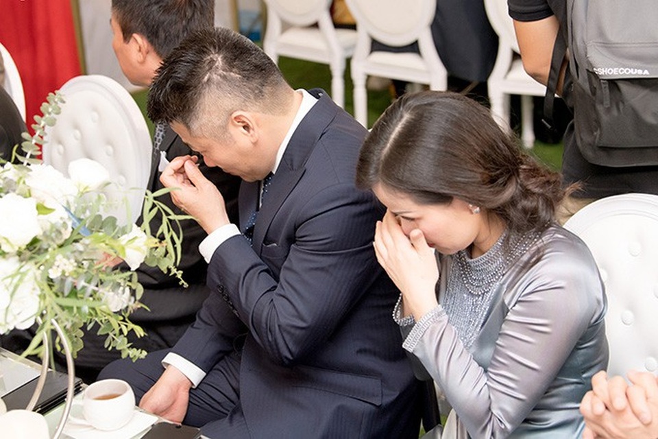 Bố mẹ đẻ Tú Anh cũng không ít lần lấy tay che đôi mắt đỏ hoe.