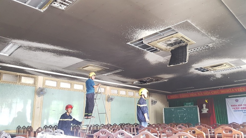 Cháy hội trường Đại học Y Dược - 2
Mảng trần nhà cháy đen