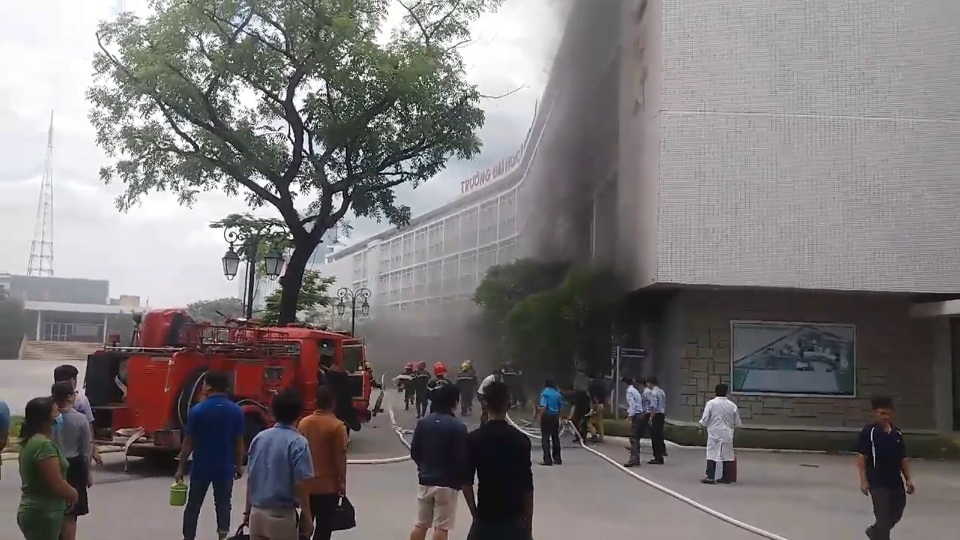 Cháy hội trường Đại học Y Dược - 1 Đám cháy xuất phát từ hội trường tầng 1 trường Đại học Y Dược - Đại học Huế