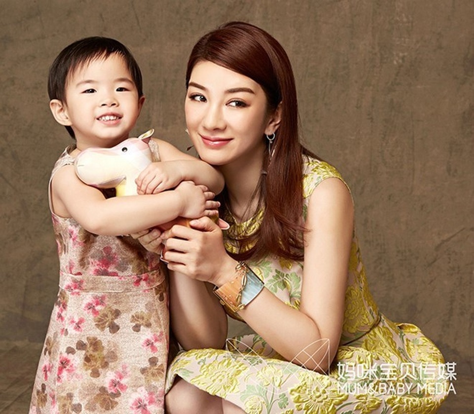 Huỳnh Dịch: Từ nữ hoàng điện ảnh tụt dốc thành “người đàn bà hư hỏng” - 4
Huỳnh Dịch và con gái duy nhất
