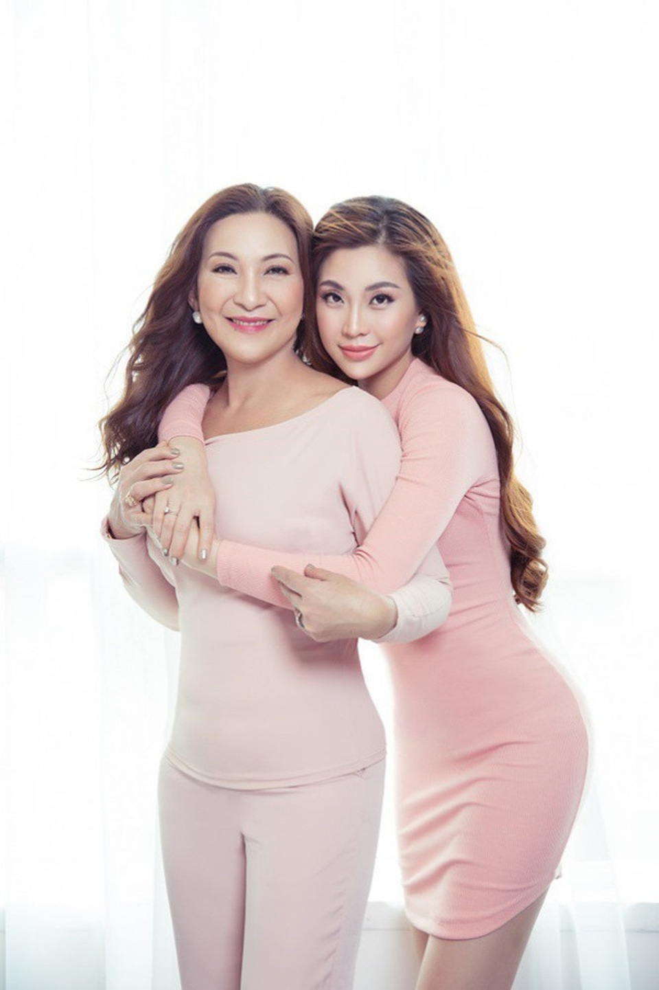 Trang nghĩ người phụ nữ nào đã lập gia đình cùng đều bị giằng co bởi trách nhiệm với gia đình nhỏ, công việc của mình và thời gian dành để yêu thương cha mẹ. Chính vì vậy, chúng ta cũng cần để ý hơn để ngày nào mẹ cũng được yêu thương”, cô xúc động nói.