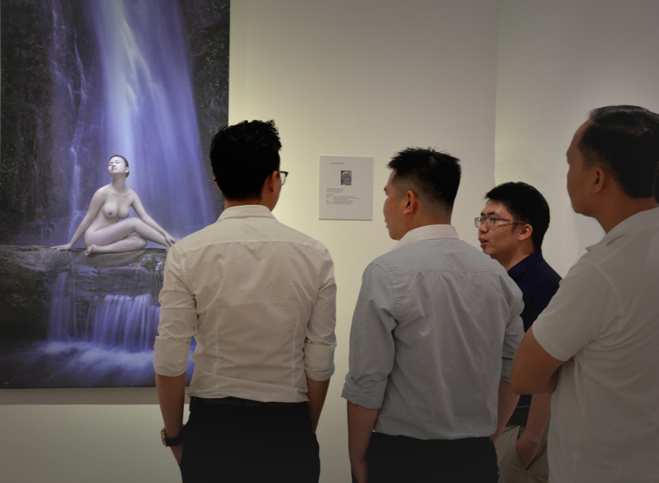 Triển lãm ảnh khoả thân thu hút lượng người xem “kỷ lục” - 5 Đối tượng đến xem triển lãm vô cùng đa dạng và phong phú.