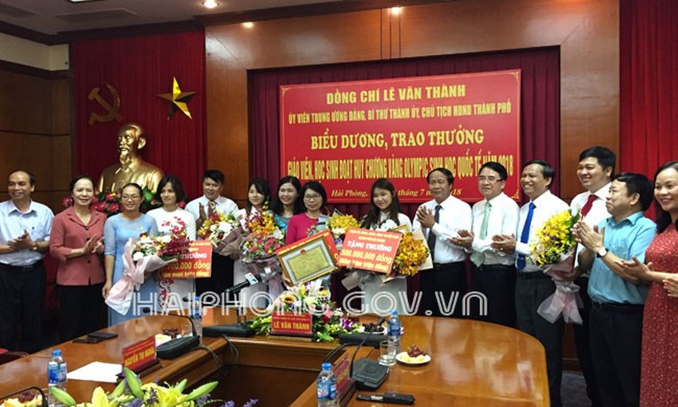 Hải Phòng: Trao thưởng 500 triệu đồng đến học sinh đoạt HCV Olympic Sinh học Quốc tế - 1
Đích thân Bí thư Thành ủy gặp gỡ, động viên, khen thưởng học sinh đạt giải quốc tế. (Ảnh: CTTĐT Hải Phòng)