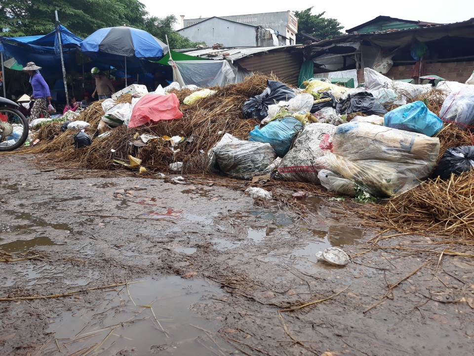 Vụ người dân "phong tỏa" bãi rác: Cả huyện ngập rác - 1 Đống rác thải nằm ngay trong chợ Sông Vệ đã phân hủy mạnh gây nhiễm