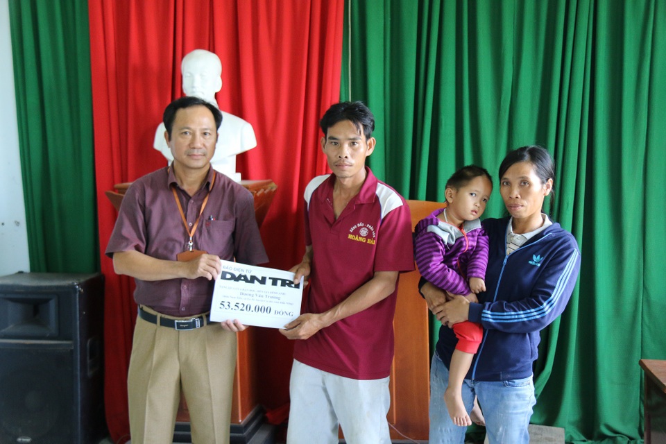Bạn đọc giúp đỡ bé gái sống bằng ¾ bộ não hơn 53 triệu đồng - 2 Đại diện chính quyền địa phương trao quà bạn đọc Dân trí tới gia đình Bảo Trâm