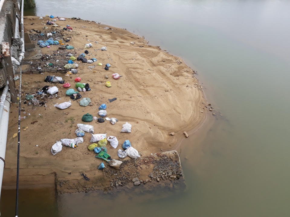 Vụ người dân "phong tỏa" bãi rác: Cả huyện ngập rác - 3
Bao lớn bao nhỏ rác còn bị tống xuống sông, gây ô nhiễm nguồn nước