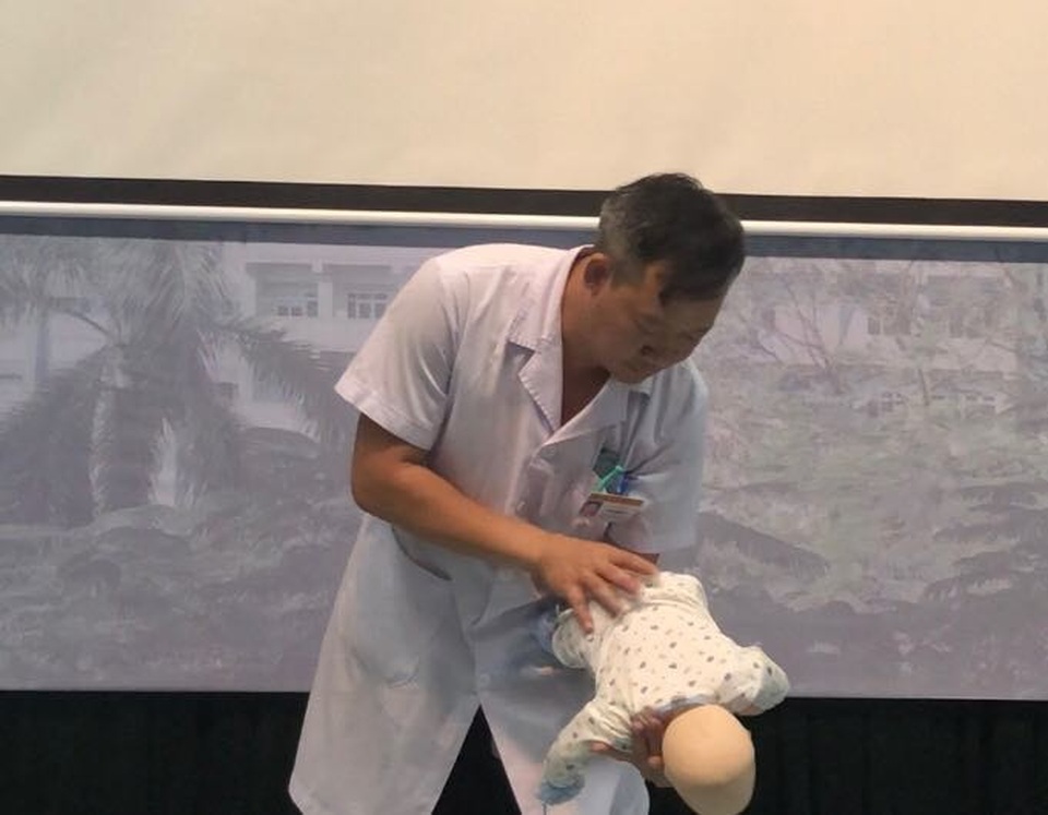 Bé trai 2 tuổi sống thực vật sau hóc nhãn vì sai lầm trong sơ cứu - 1
Đặp bé nằm úp dọc theo cánh tay, bàn tay đỡ dưới cổ bé, đặt lên đùi sau đó vỗ lưng theo lực xuôi xuống phía dưới cổ. Ảnh: H.Hải