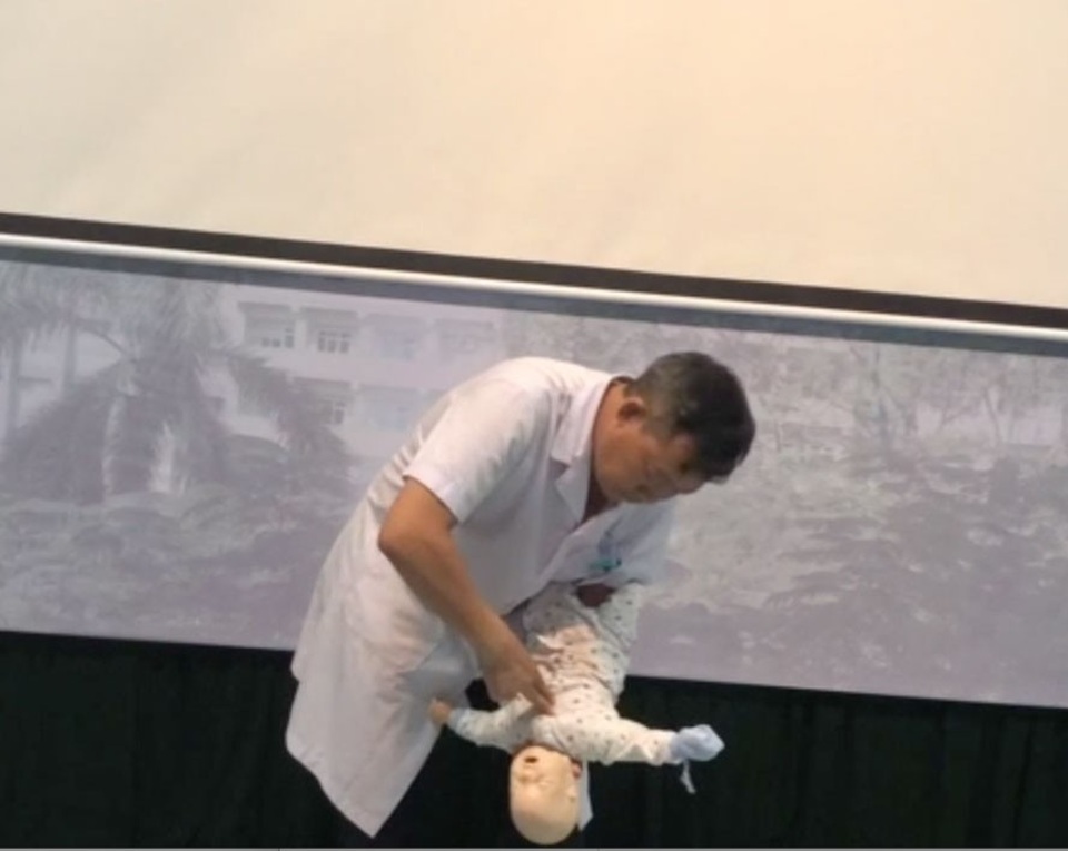 Bé trai 2 tuổi sống thực vật sau hóc nhãn vì sai lầm trong sơ cứu - 2
Ấn ngực ở vị trí 1/2 dưới của xương ức để đẩy dị vật ra ngoài. Ảnh: H.Hải