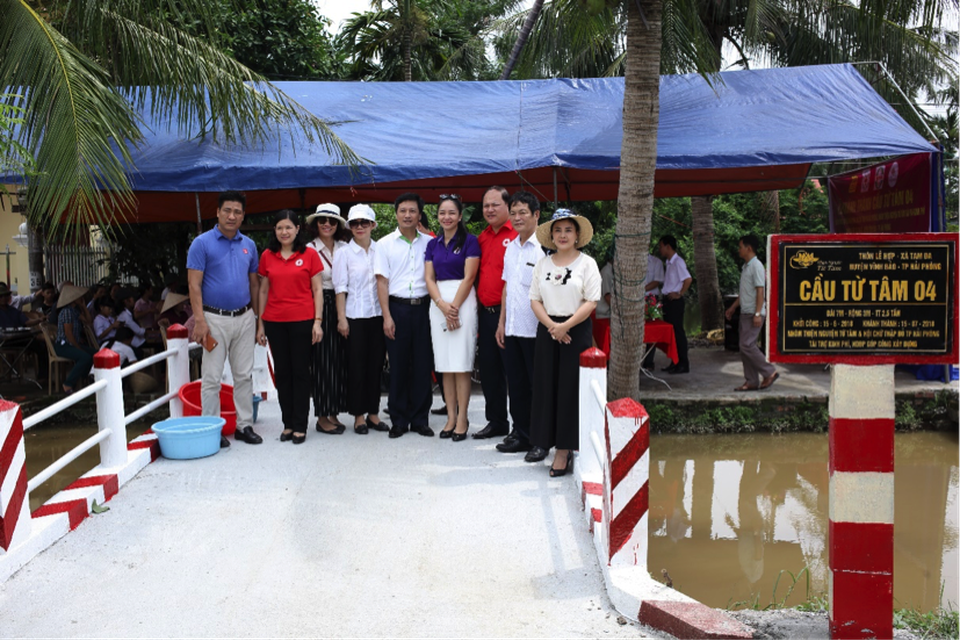 Niềm vui từ những cây cầu mới ở Vĩnh Bảo - Hải Phòng - 13 Các vị đại biểu chụp ảnh lưu niệm tại cầu Tam Đa (Cầu Từ Tâm 04).