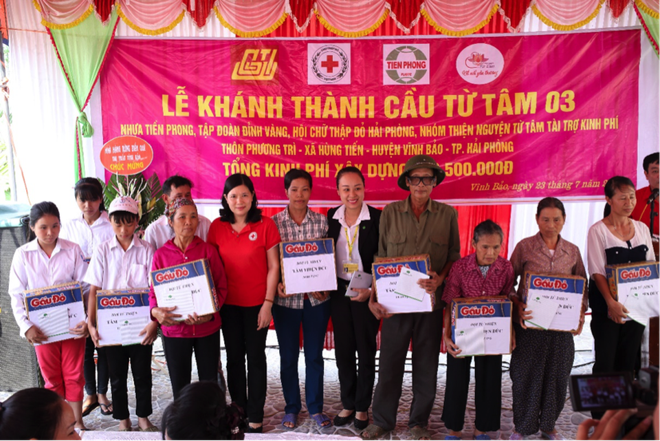 Niềm vui từ những cây cầu mới ở Vĩnh Bảo - Hải Phòng - 3 Những phần quà đầy ý nghĩa được trao tận tay những gia đình có hoàn cảnh khó khăn.