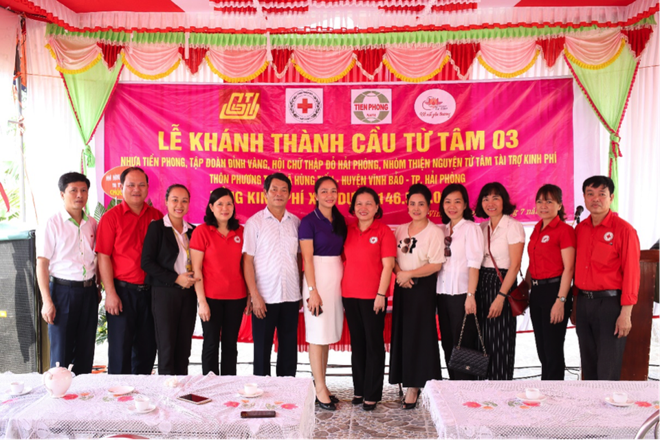 Niềm vui từ những cây cầu mới ở Vĩnh Bảo - Hải Phòng - 6 Các vị đại biểu cùng chụp ảnh lưu niệm tại lễ khánh thành cầu Hùng Tiến.