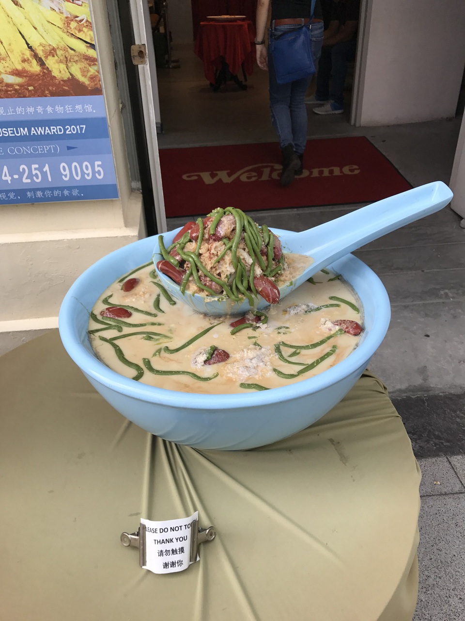 Điều thú vị trong bảo tàng đồ ăn ở Penang - 1
Bảo tàng Wonderfood ở Penang đang trở thành điểm du lịch hấp dẫn với du khách thập phương, nhất là những người đam mê ẩm thực. Ngay cửa bảo tàng có mô hình 1 bát súp rất ngon