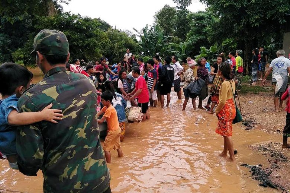 Vỡ đập tại Lào: Ít nhất 20 người chết, hơn 100 người mất tích - 4
Lực lượng cứu hộ sơ tán người dân trong vùng lũ. (Ảnh: Reuters)