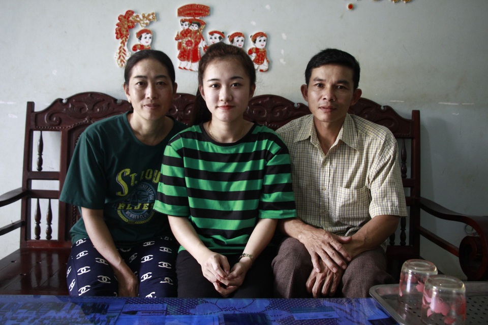 “Nữ sinh bị cưa chân” đậu ĐH Luật TPHCM - 3 Bố mẹ Hà Vi rất vui, tự hào khi con gái luôn cố gắng không ngừng trong học tập