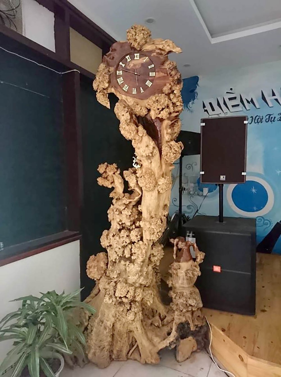 Chiếc đồng hồ gốc me tuổi đời trăm năm độc nhất vô nhị đất Việt - 2
Chiếc đồng hồ làm từ gốc me cổ thụ, được chế tác cẩn thận.