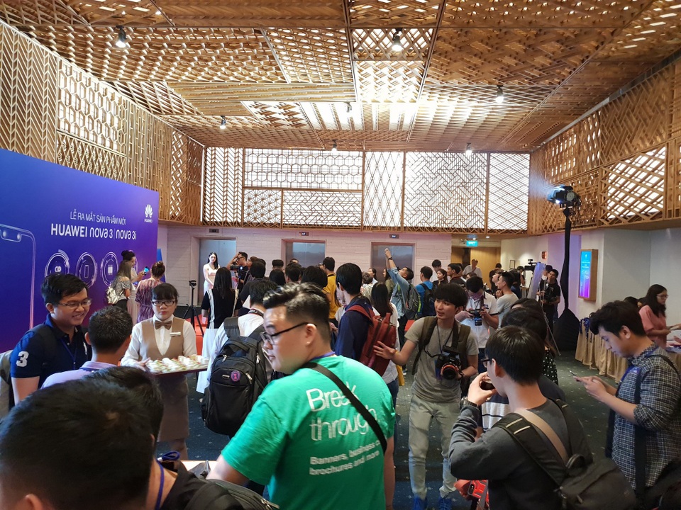 Huawei ra mắt Nova 3i - 4 camera AI tại Việt Nam - 13 Huawei ra mắt Nova 3i - 4 camera AI tại Việt Nam - 13
