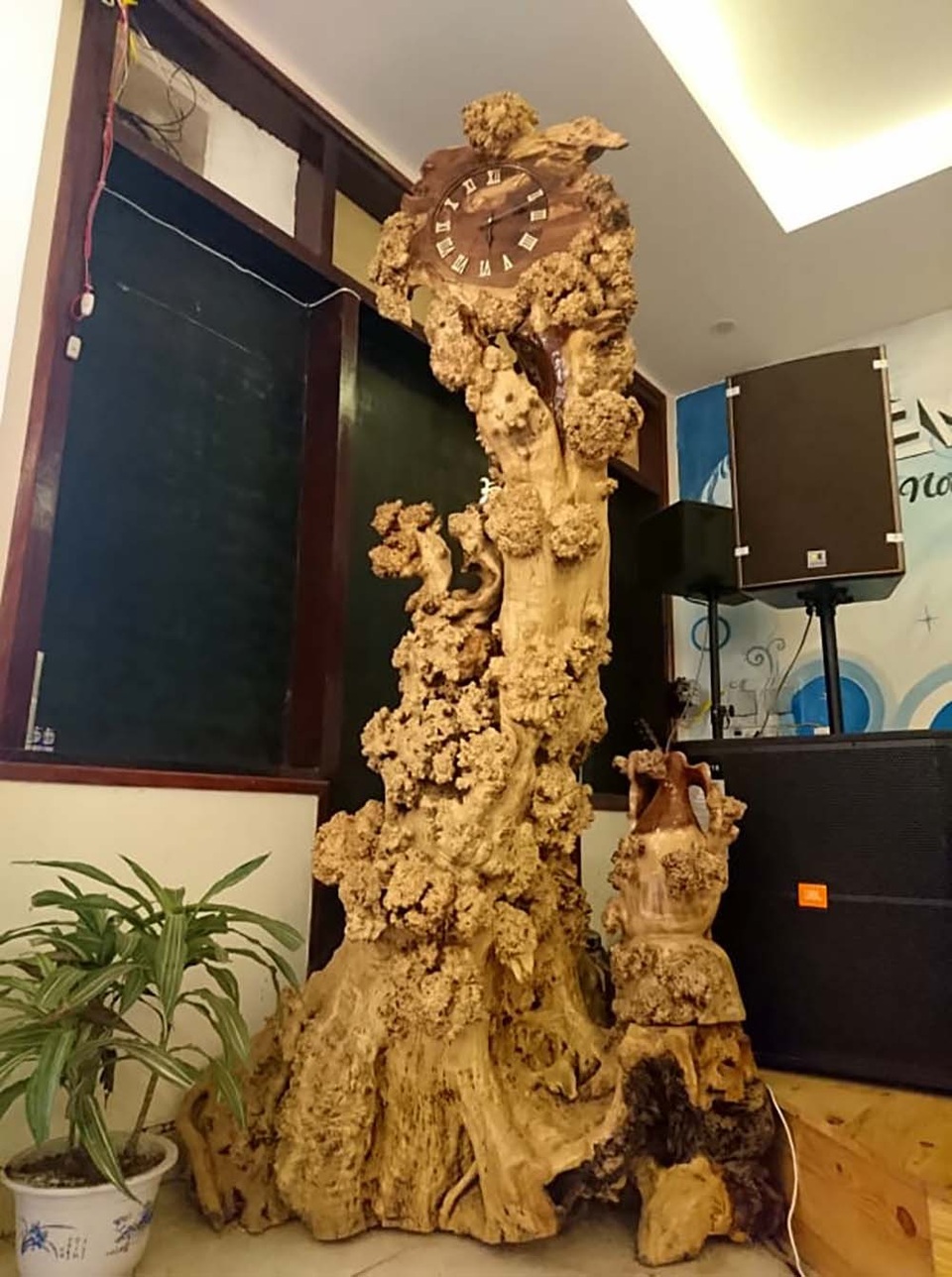 Chiếc đồng hồ gốc me tuổi đời trăm năm độc nhất vô nhị đất Việt - 7
Giá của chiếc đồng hồ không dưới 40 triệu đồng.