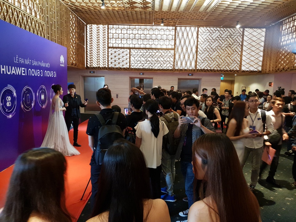 Huawei ra mắt Nova 3i - 4 camera AI tại Việt Nam - 16 Huawei ra mắt Nova 3i - 4 camera AI tại Việt Nam - 16