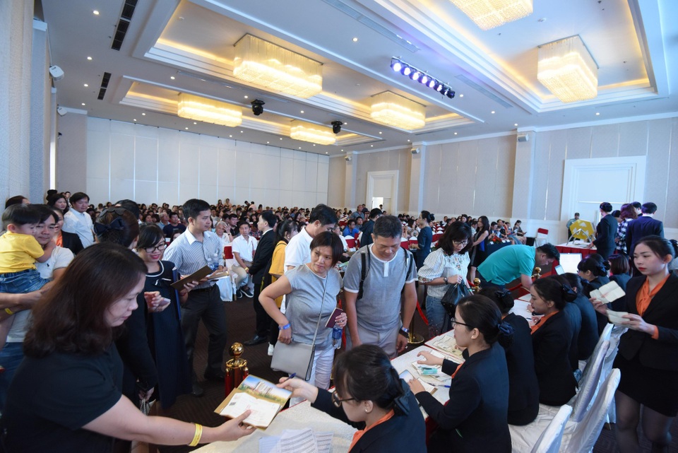 Thị trường căn hộ TPHCM: Giao dịch “nóng” và giá tăng - 1 Thị trường căn hộ vẫn sôi động tại một số khu vực TP.HCM. Ảnh khách hàng tham dự lễ mở bán dự án Urban Hill.