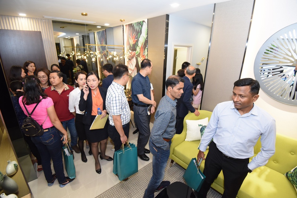 Thị trường căn hộ TPHCM: Giao dịch “nóng” và giá tăng - 3 Khoảng 500 khách mời đến tham dự sự kiện khai trương nhà mẫu Hưng Phúc Premier của chủ đầu tư Phú Mỹ Hưng cuối tuần quan qua