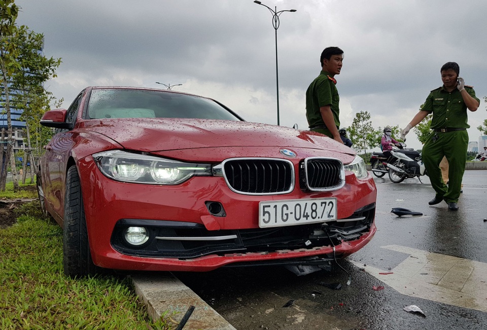 Một phụ nữ tử vong sau cú va chạm với ô tô BMW - 3 Ô tô BMW bị hư hỏng, leo lên lề sau tai nạn