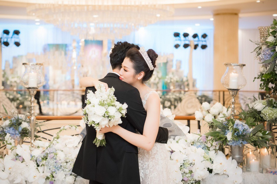 Đám cưới Á hậu Tú Anh diễn ra vài ngày trước đây cũng khiến nhiều người có mặt cảm động vì lời dặn dò của bố chú rể với hai con.