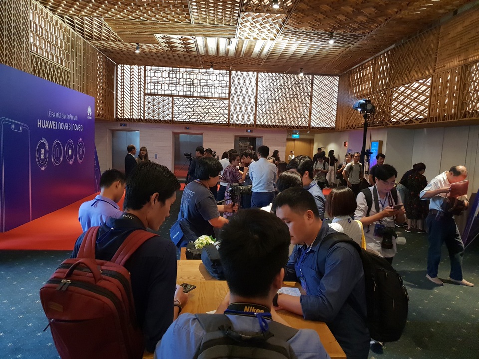 Huawei ra mắt Nova 3i - 4 camera AI tại Việt Nam - 4 Huawei ra mắt Nova 3i - 4 camera AI tại Việt Nam - 4