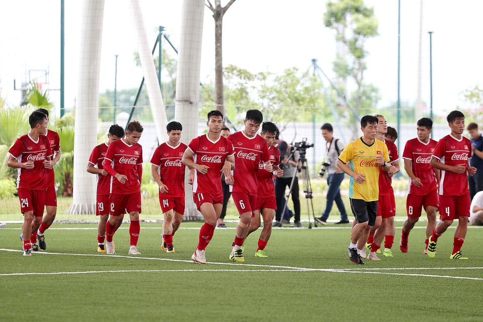 Mưa lớn, thầy trò HLV Park Hang Seo vẫn… cười tươi trên sân tập - 1
Cầu thủ Olympic Việt Nam vẫn tập luyện dưới trời mưa - Ảnh: Gia Hưng
