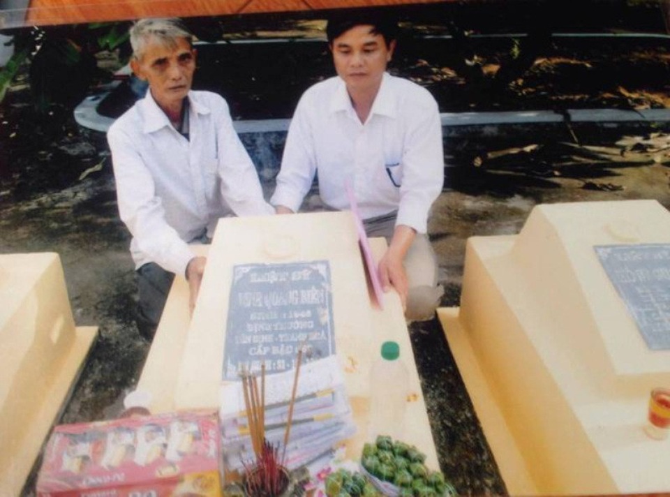 Đi tìm danh dự cho người lính đã hi sinh: Thêm một năm chờ đợi trong vô vọng! - 1 Phần mộ của ông Đinh Quang Biên an táng tại Lô 01, hàng 09, mộ 06, nghĩa trang Liệt sĩ thị trấn Nông trường Việt Trung, huyện Bố Trạch, tỉnh Quảng Bình