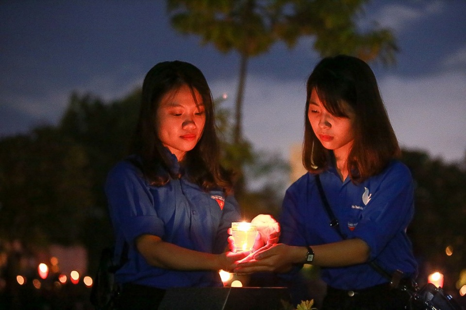 
Trong lễ tri ân, nến được thắp sang trên gần 2.000 phần mộ của các lão thành cách mạng, anh hùng liệt sĩ.
