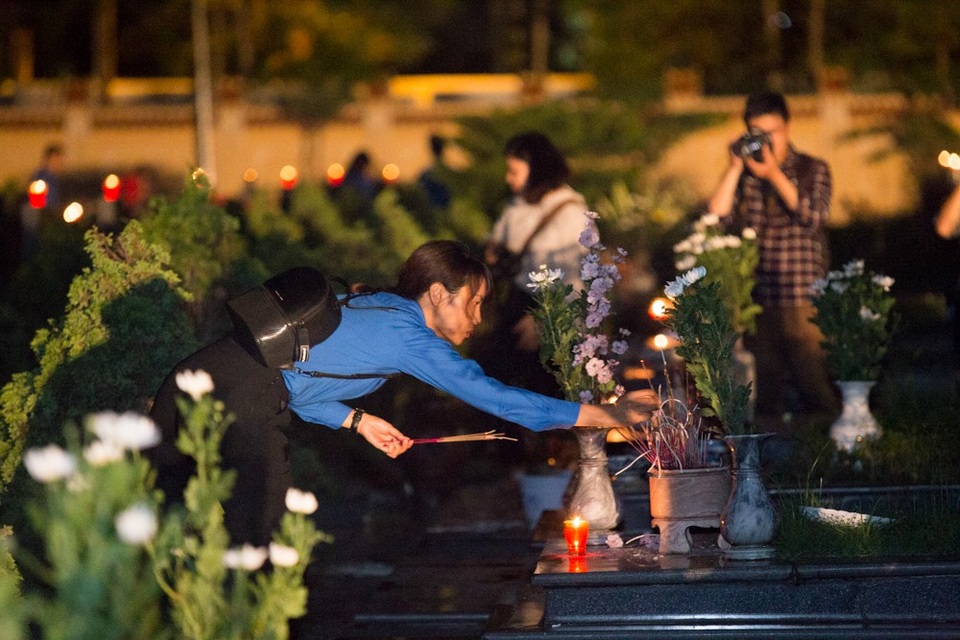 
Những nén hương thơm tỏ lòng thành kính của Đoàn viên thanh niên Thủ đô.
