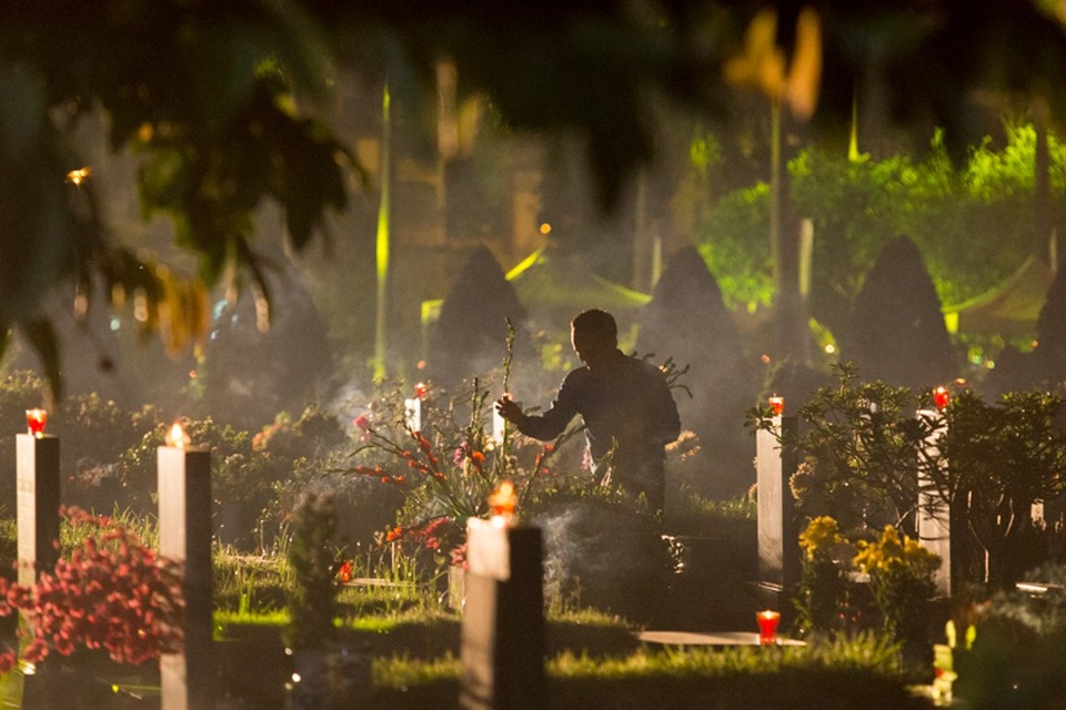 Ngoài ra còn có người nhà của các liệt sĩ đến thắp nén nhang tưởng nhớ.