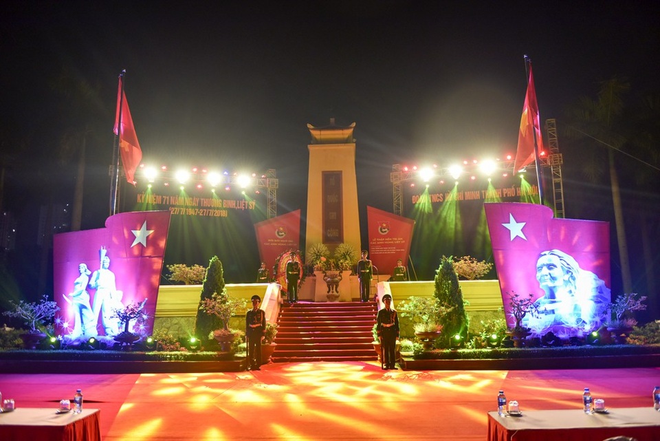 
Tối 26/7, hơn 1.000 đoàn viên, thanh niên Thủ đô đã có mặt tại Nghĩa trang Mai Dịch (Hà Nôi) tham gia lễ thắp nến tri ân các anh hùng liệt sĩ nhân kỷ niệm 71 năm Ngày Thương binh - Liệt sĩ (27/7/1947 - 27/7/2018).
