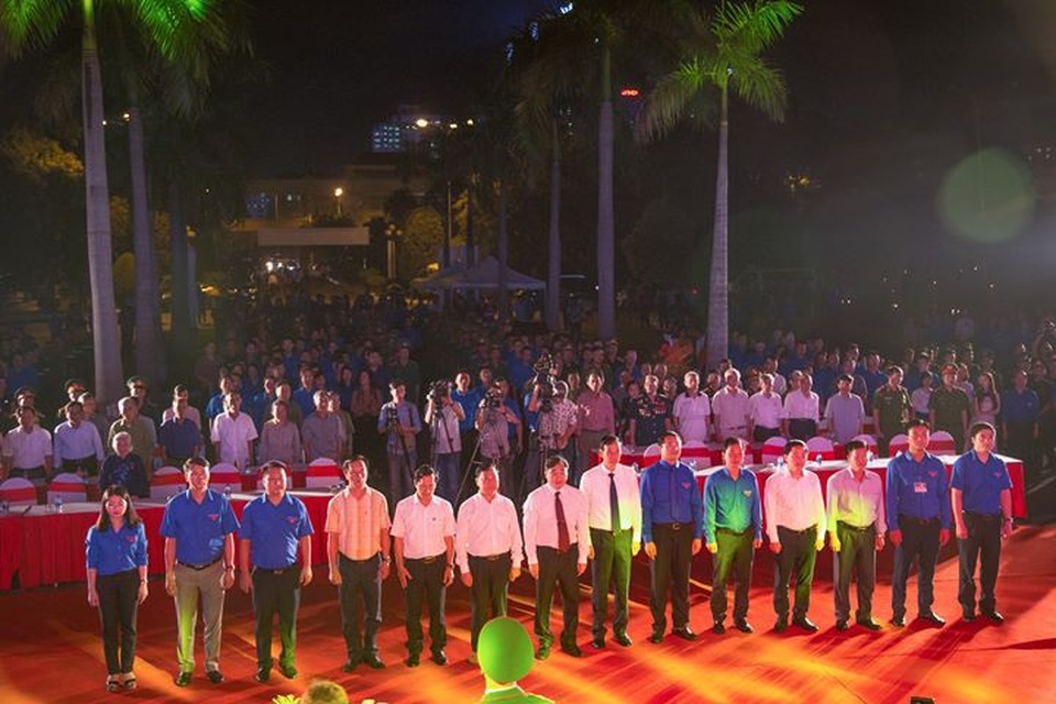 
Thành đoàn Hà Nội phối hợp với Đoàn Khối các cơ quan Trung ương, Bộ Tư lệnh Thủ Đô, Bộ đội biên phòng tổ chức Lễ thắp nến tri ân với sự tham dự của lãnh đạo Đảng, Nhà nước, lãnh đạo thành phố Hà Nội.
