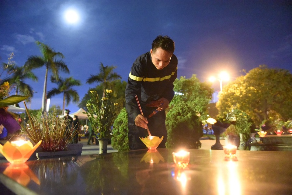 Chiến sĩ Nguyễn Quang Quyền - Cảnh sát PCCC số 2, cho biết, bố anh cũng là thương binh. Đây là lần thứ hai anh đến làm lễ tri ân tưởng nhớ các anh hùng liệt sĩ.