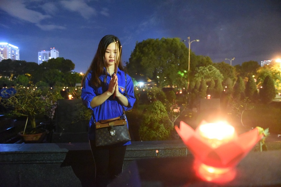 
Bạn Nguyễn Hoàng Mai Linh, sinh viên trường Cao đẳng Thương mại và Du lịch cho biết: Đây là lần đầu tiên em đến nghĩa trang làm lễ tri ân tưởng nhớ các anh hùng liệt sĩ. Em rất bồi hồi và biết ơn các anh hùng liệt sĩ đã hi sinh xương máu vì nền độc lập, tự do của dân tộc.
