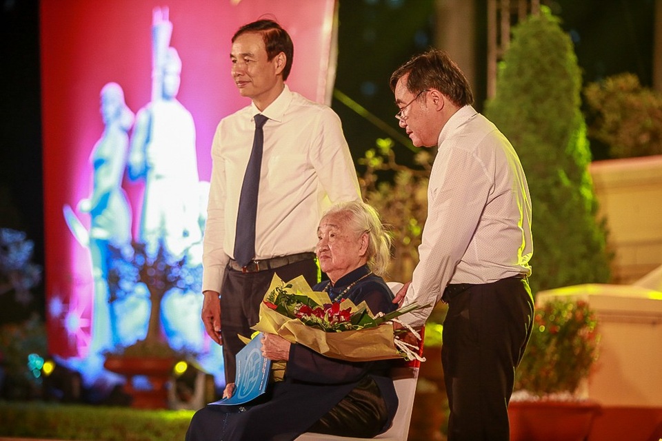 Chương trình cũng tổ chức giao lưu với các Mẹ Việt Nam Anh hùng, thân nhân liệt sĩ. Trong ảnh là Mẹ Việt Nam anh hùng Đỗ Thị Nhuận xúc động nhận bó hoa tươi thắm.