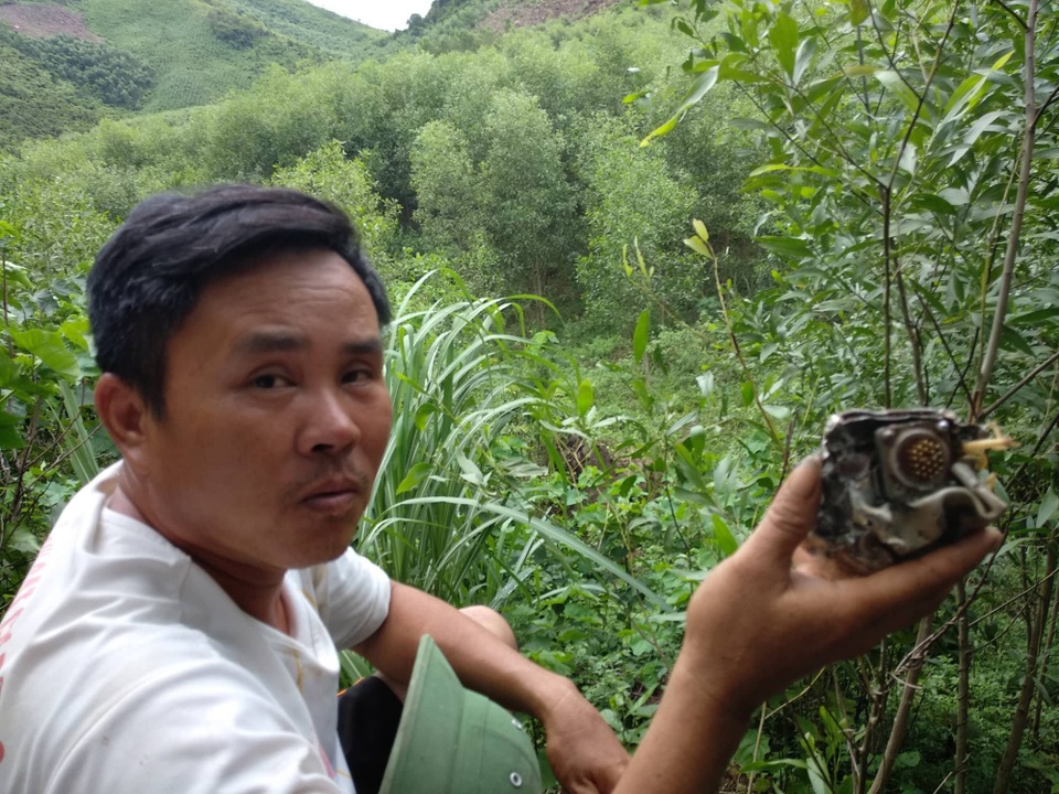 Cư dân làng Dừa bàng hoàng kể chuyện đi tìm phi công và máy bay rơi - 2
Một người dân nhặt được mảnh vỡ từ Su22 và giao nạp lại cho cơ quan chức năng.