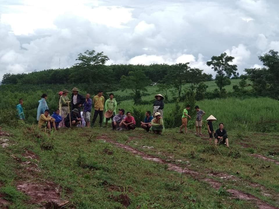 Vụ máy bay rơi: Việc tìm kiếm thi thể hai phi công gặp nhiều khó khăn - 6
Bà con nhân dân xã Nghĩa Yên hiếu kỳ kéo đến xem.