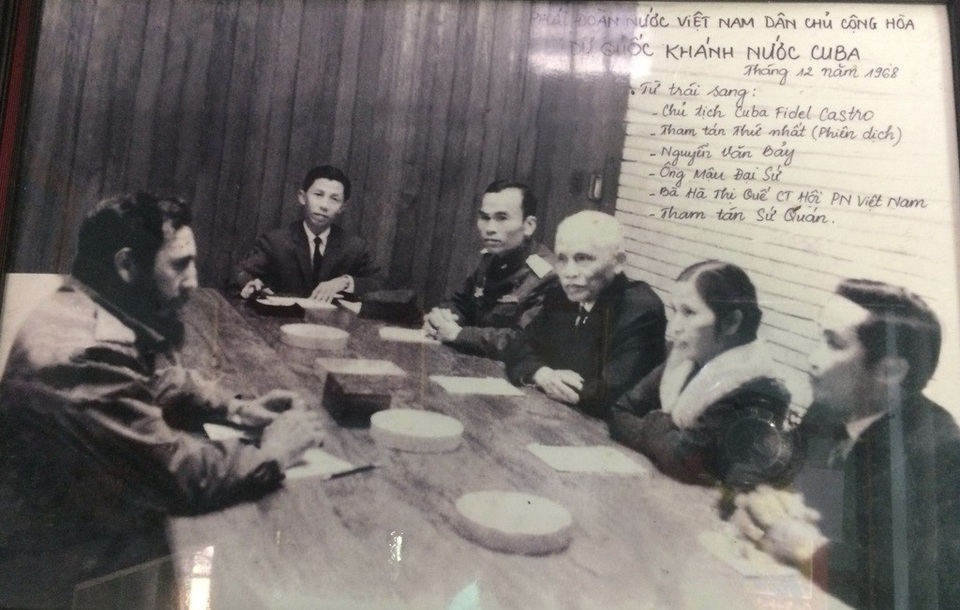 
Đại tá phi công Nguyễn Văn Bảy (người thứ ba bên phải) trong một lần cùng các đại biểu Việt Nam hội đàm Chủ tịch Fidel Castro
