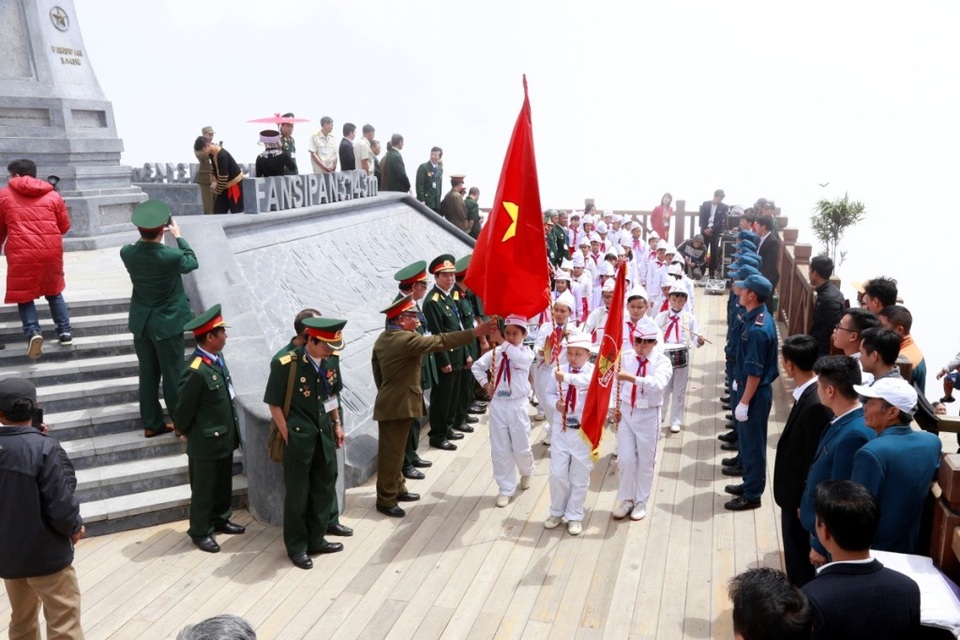 Lễ thượng cờ đặc biệt trên đỉnh Fansipan dịp kỷ niệm ngày 27/7 - 1
Sự kiện đặc biệt này là chương trình đầu tiên mở màn chuỗi hoạt động Kỷ niệm ngày Thương binh – Liệt sỹ được tổ chức tại khu du lịch Sun World Fansipan Legend.