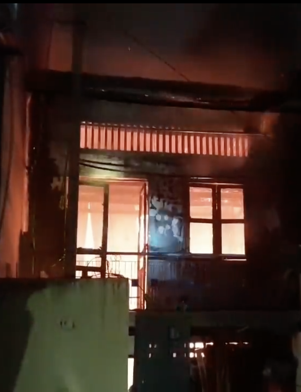 Cháy nhà 2 tầng trong hẻm, cả khu phố náo loạn - 1