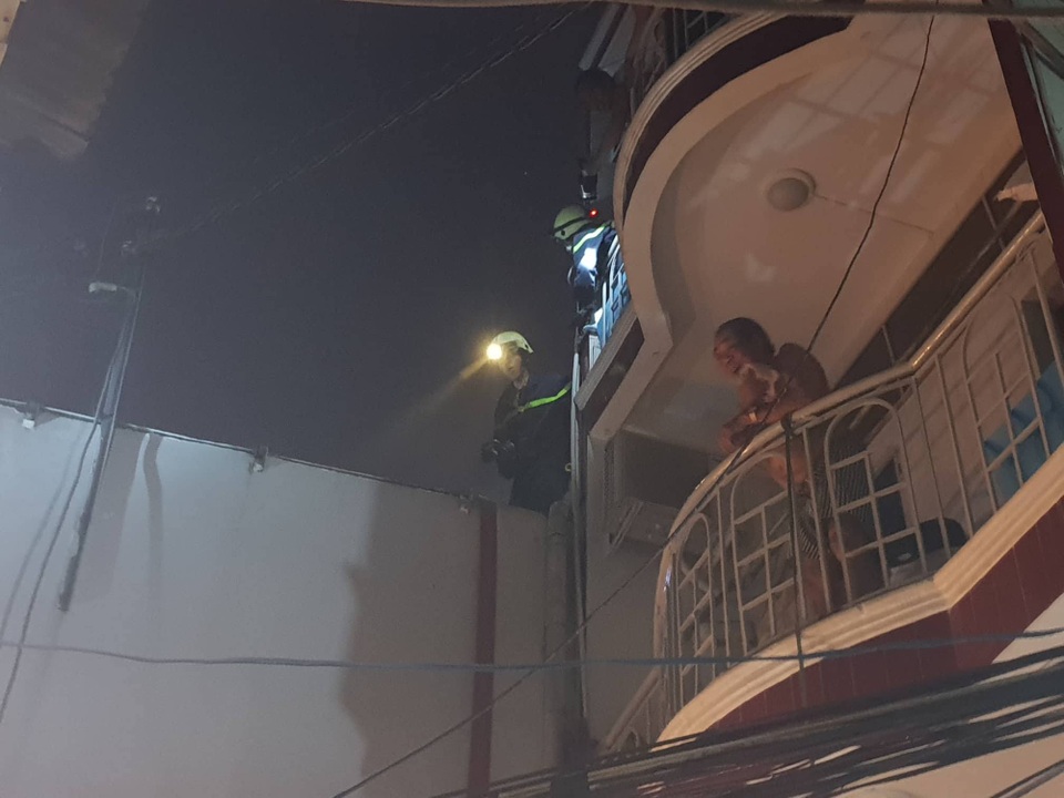 Cháy nhà 2 tầng trong hẻm, cả khu phố náo loạn - 4