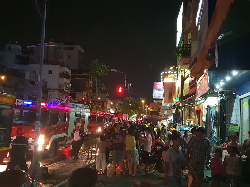 Cảnh sát triển khai chữa cháy tại hiện trường